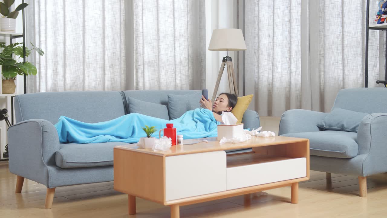 소파에 누워있는 여자, 병