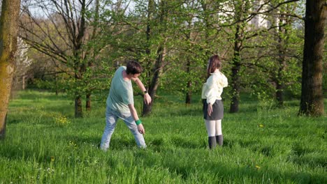 una pareja en un parque.