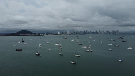 Rotación-Aérea-En-Alta-Mar-Disparada-Sobre-El-Horizonte-De-La-Ciudad-De-Panamá