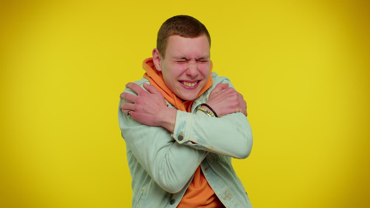 십대 귀여운 스타일리시한 남자가 손을 고 포옹하고 포옹하고, 즐거운 표정, 사랑의 감정