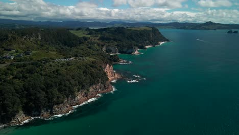 Vuelo-De-Drones-Sobre-Los-Acantilados-De-Cathedral-Cove,-Costa-Este-De-Nueva-Zelanda