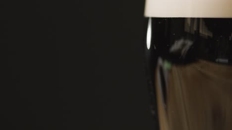cerca de una pinta de cerveza negra irlandesa en vidrio para celebrar el día de san patricio 3