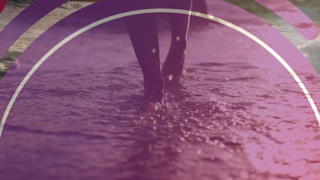 animación de una mujer afroamericana caminando en el agua del mar sobre arcos y tinte rosa.