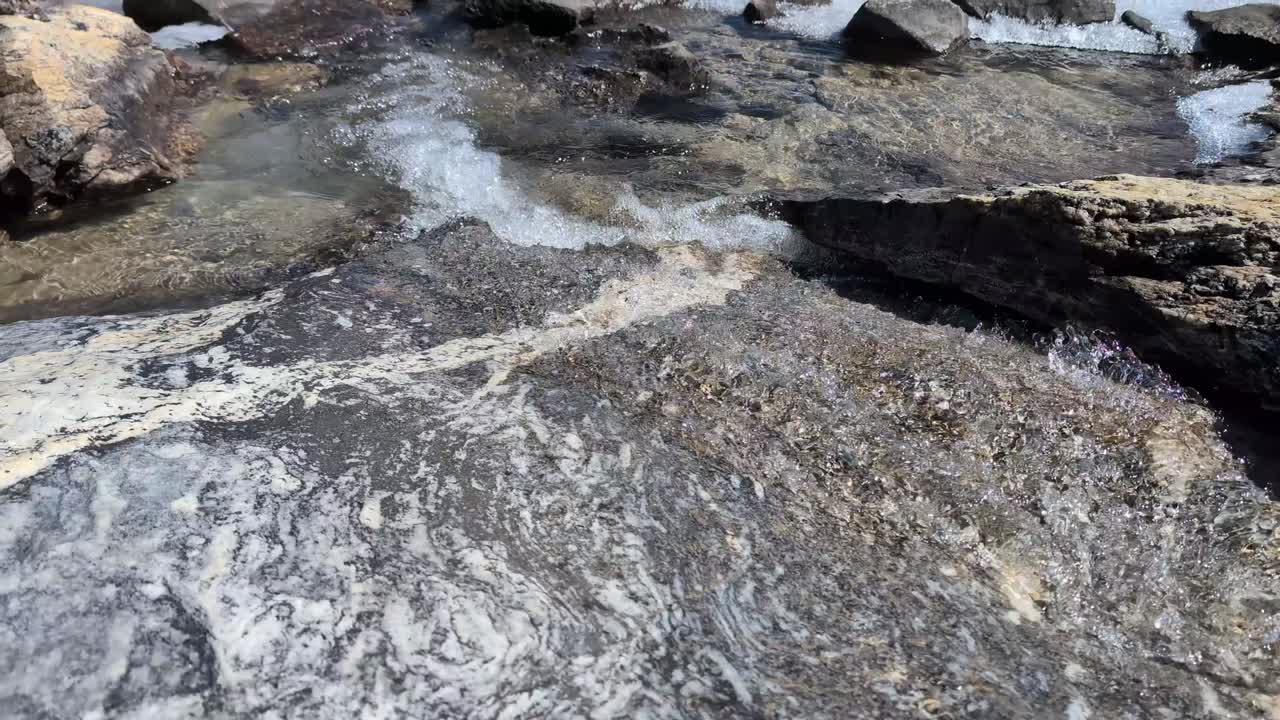 카메라의 기울기는 히말라야의 고키오 계곡의 놀라운 풍경을 보여줍니다. 빙하 하천의 클로즈업으로 시작하여 은색 고키오 호수와 아오르는 봉우리를 보여주기 위해 상승합니다.