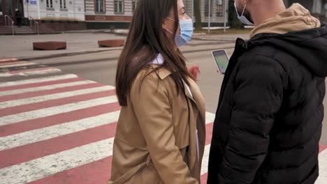 Pareja-De-Turistas-Caucásicos-En-La-Ciudad.