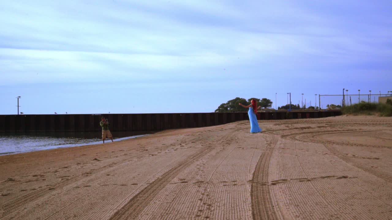 아름다운 여성 사진 촬영.  ⁇ 은 머리 여성의 사진을 찍는 사진작가