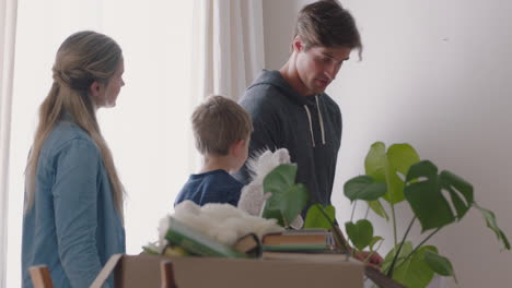 Glückliche-Familie,-Die-In-Ein-Neues-Haus-Einzieht.-Besitzer-Hängen-Bilder-Auf,-Die-Das-Haus-Zusammen-Mit-Kindern-Dekorieren.-Junges-Paar-Genießt-Immobilieninvestitionen-Mit-Kindern.-4K-Videos