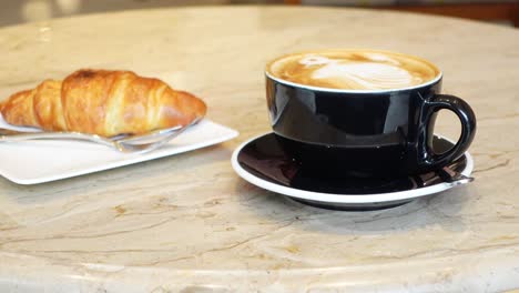 capuchino y croissant