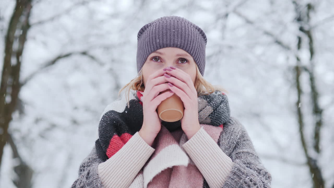 여자는 겨울 공원에서 뜨거운 ay로 워밍업