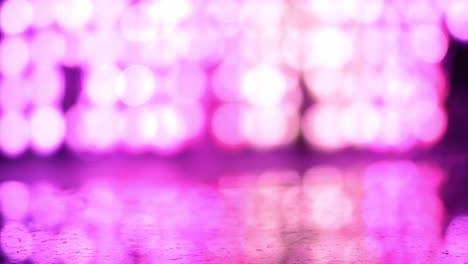 fondo de bokeh abstracto púrpura de la luz de la linterna thai lanna por la noche. conceptos de celebración en el festival yi peng.
