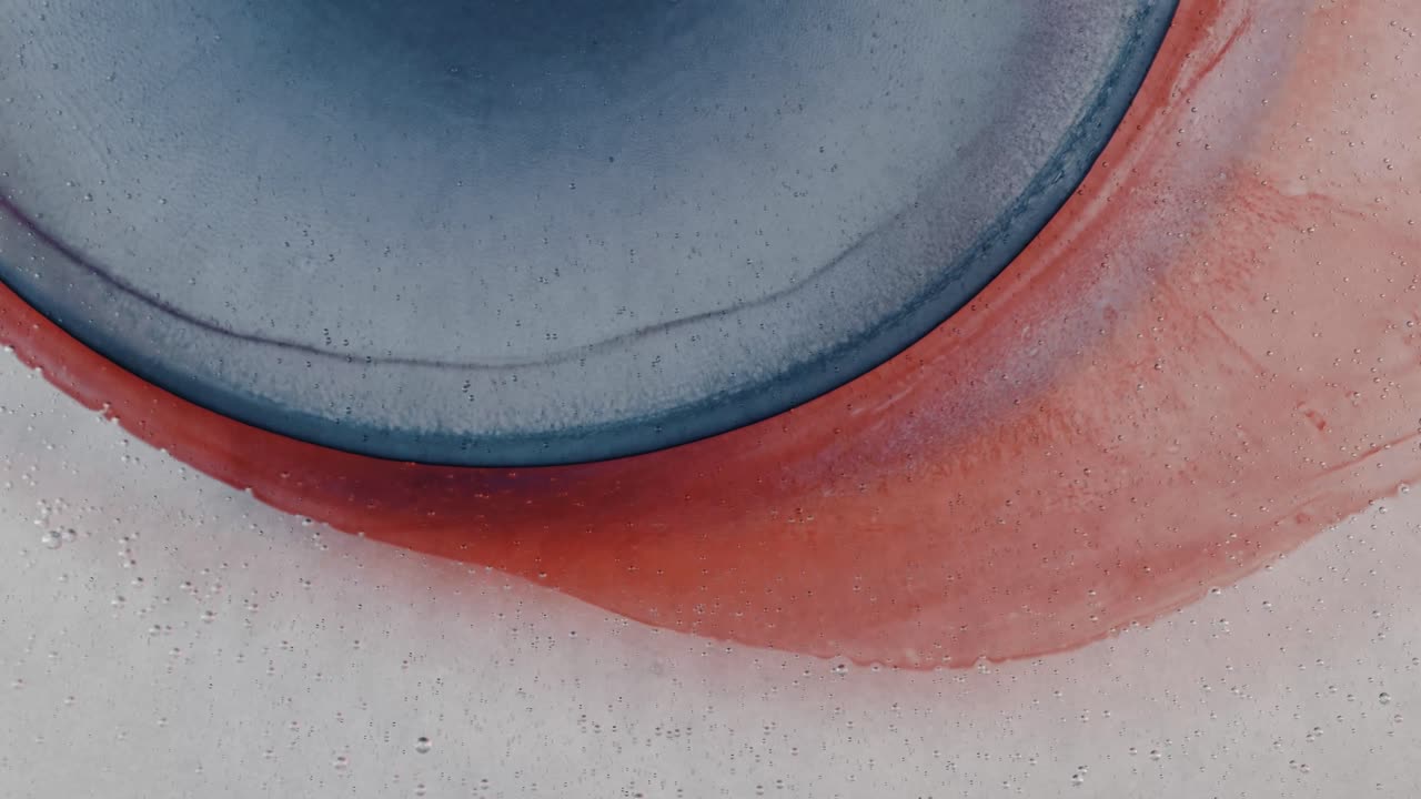 液体インクの多色の爆発で 宇宙の星雲が形成されます