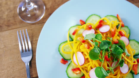 ensalada con vino servido en el plato