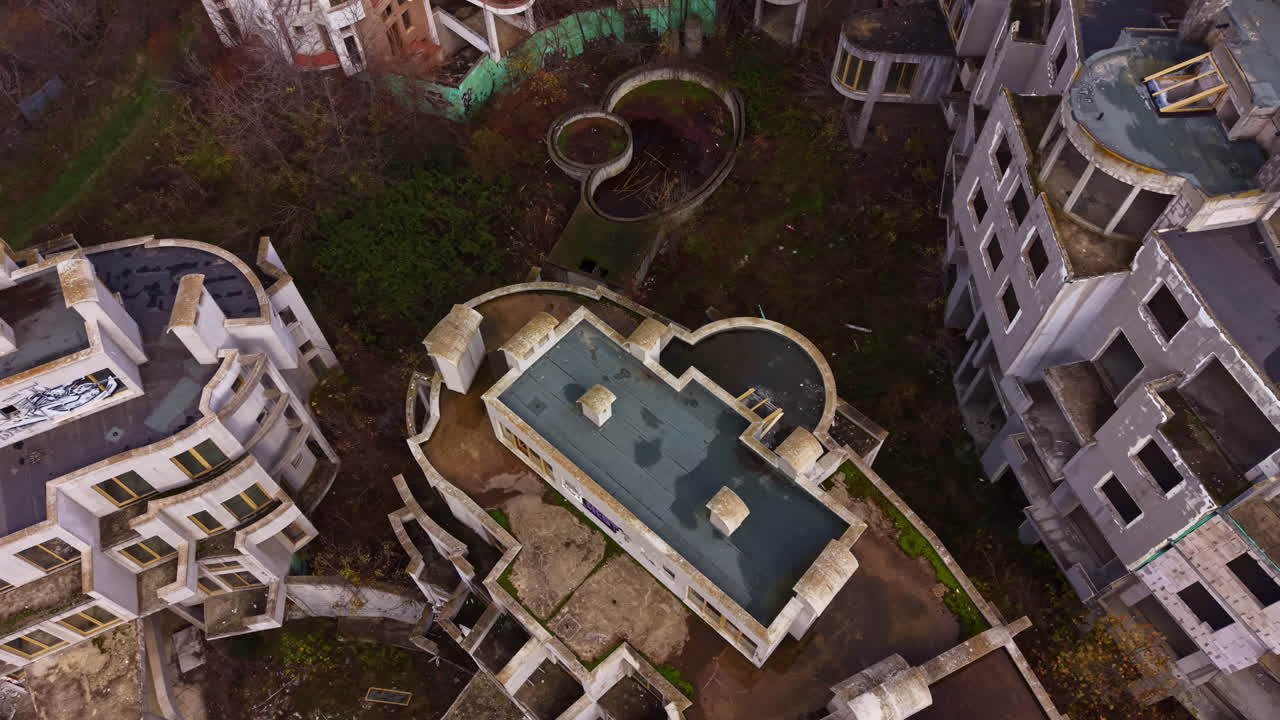 Die verlassene Schönheit vergessener Architektur in einer gespenstisch stillen Stadtlandschaft erkunden