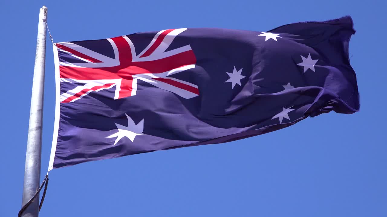 la bandera de australia vuela en el viento