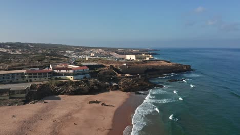 drone volando sobre praia do guincho