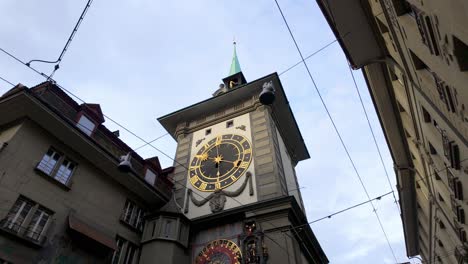 histórica torre de reloj astronómico con dial en el centro de la ciudad de berna