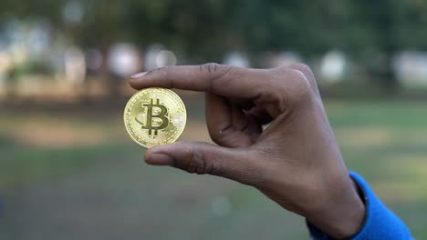 Concepto-De-Criptomoneda-O-Partidario-De-Bitcoin-Mostrado-Por-Un-Hombre-Irreconocible-Con-Bitcoin-Y-Queremos-Un-Letrero-De-Criptomoneda-En-La-Mano