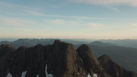 Hermosa-Vista-Aérea-Del-Paisaje-Montañoso-Canadiense-Durante-Una-Vibrante-Puesta-De-Sol-De-Verano