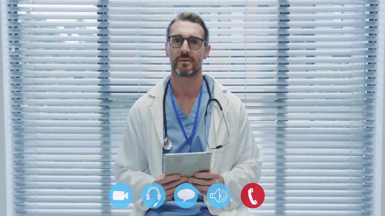 Videochiamata di un operatore sanitario durante l'epidemia di coronavirus COVID-19.