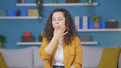 una mujer joven y emocional.