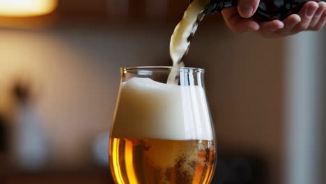 vertiendo cerveza en un vaso