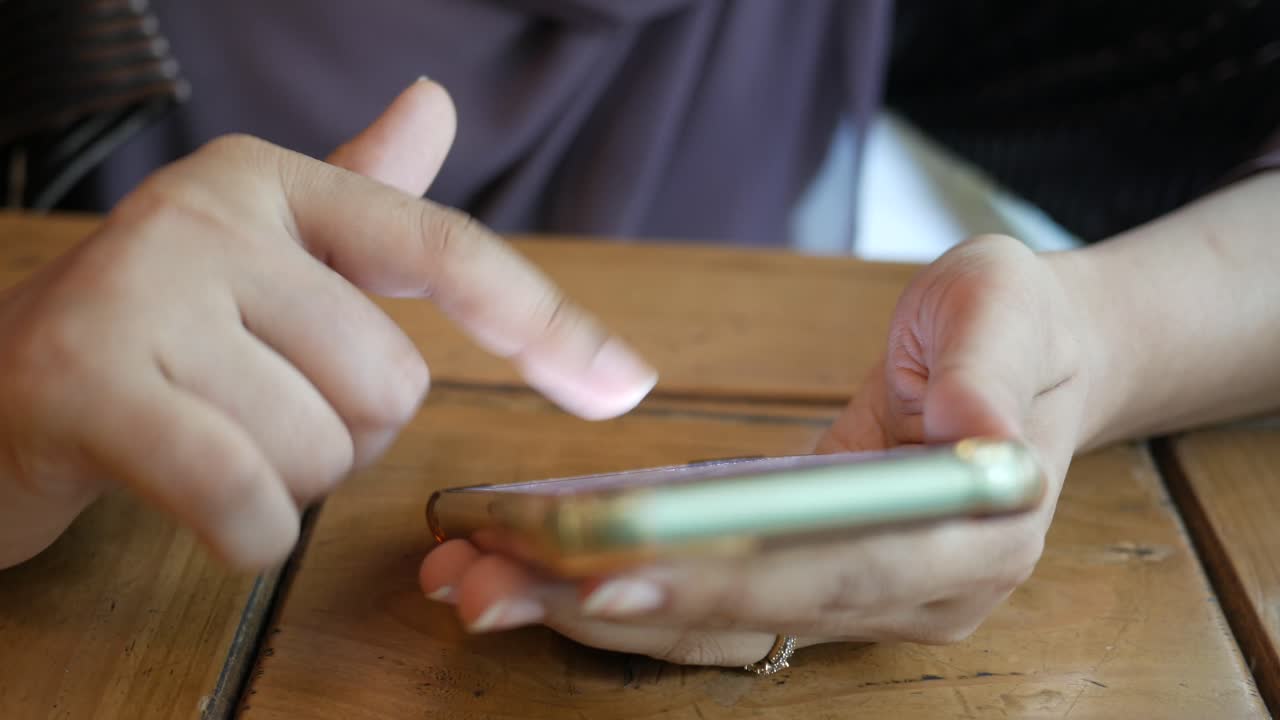 mujer con smartphone