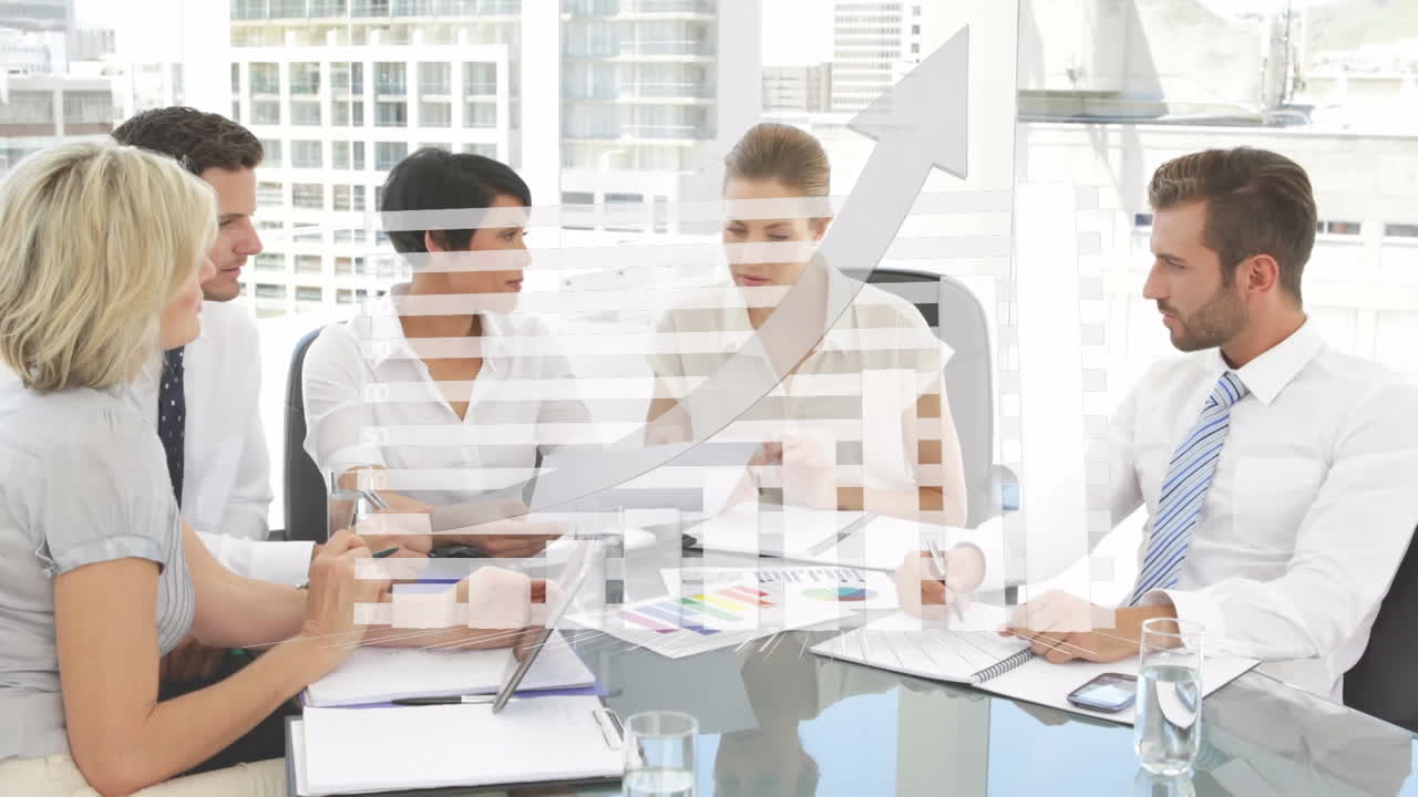 анимация графика и стрелка, указывающая вверх, над деловыми коллегами, обсуждающими на встрече