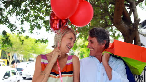 pareja sonriente con bolsas de compras