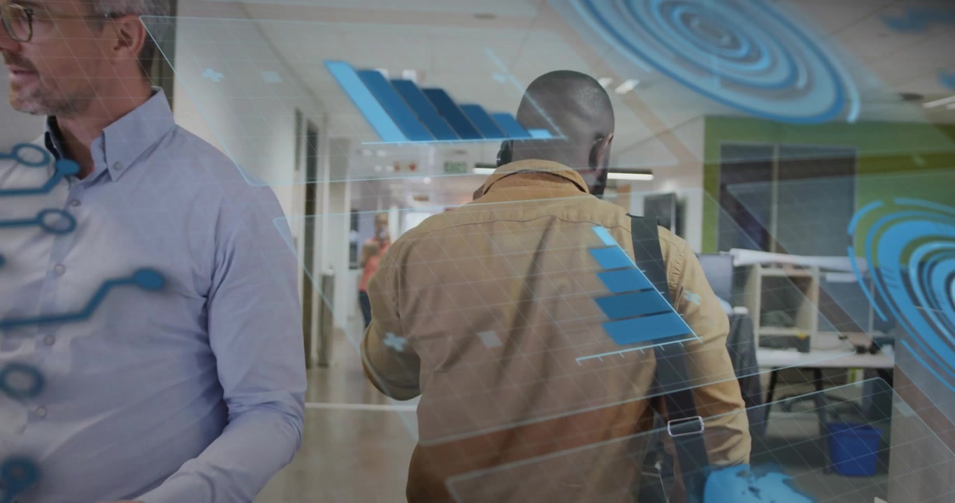 Consultant en affaires entrant dans un couloir, activant des graphiques de réalité augmentée tout en marchant et téléphonant sur son smartphone