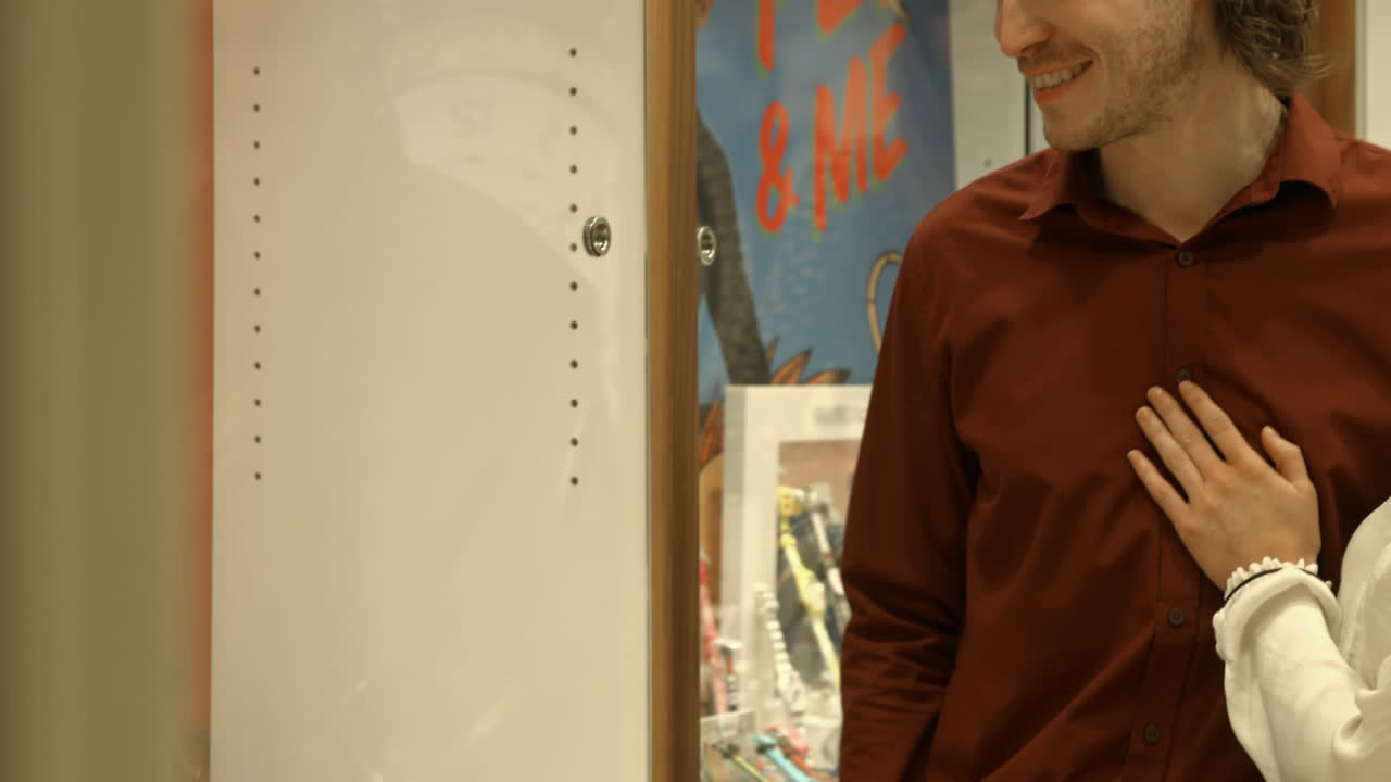 pareja apuntando a la joya en las ventanas de compras