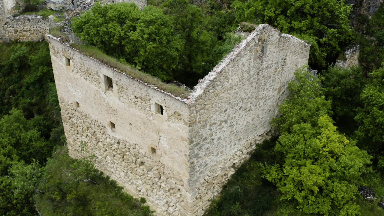 ruinas del convento de la hoz con follaje denso en el parque natural hoces del rio duraton en segovia, castilla y león, españa