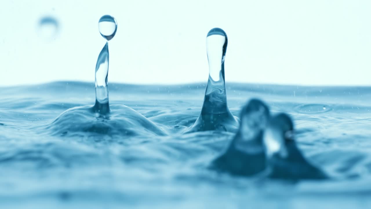 ⁇ 방울이 아주 느린 속도로 떨어지고 있습니다.