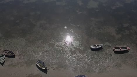 Viejos-Dories-De-Madera-Varados-En-El-Barro-Durante-La-Marea-Baja,-Knysna,-Antena-De-Sudáfrica