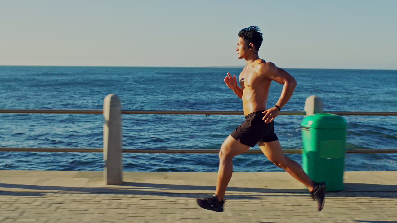 correr, música y fitness con un hombre asiático en la playa