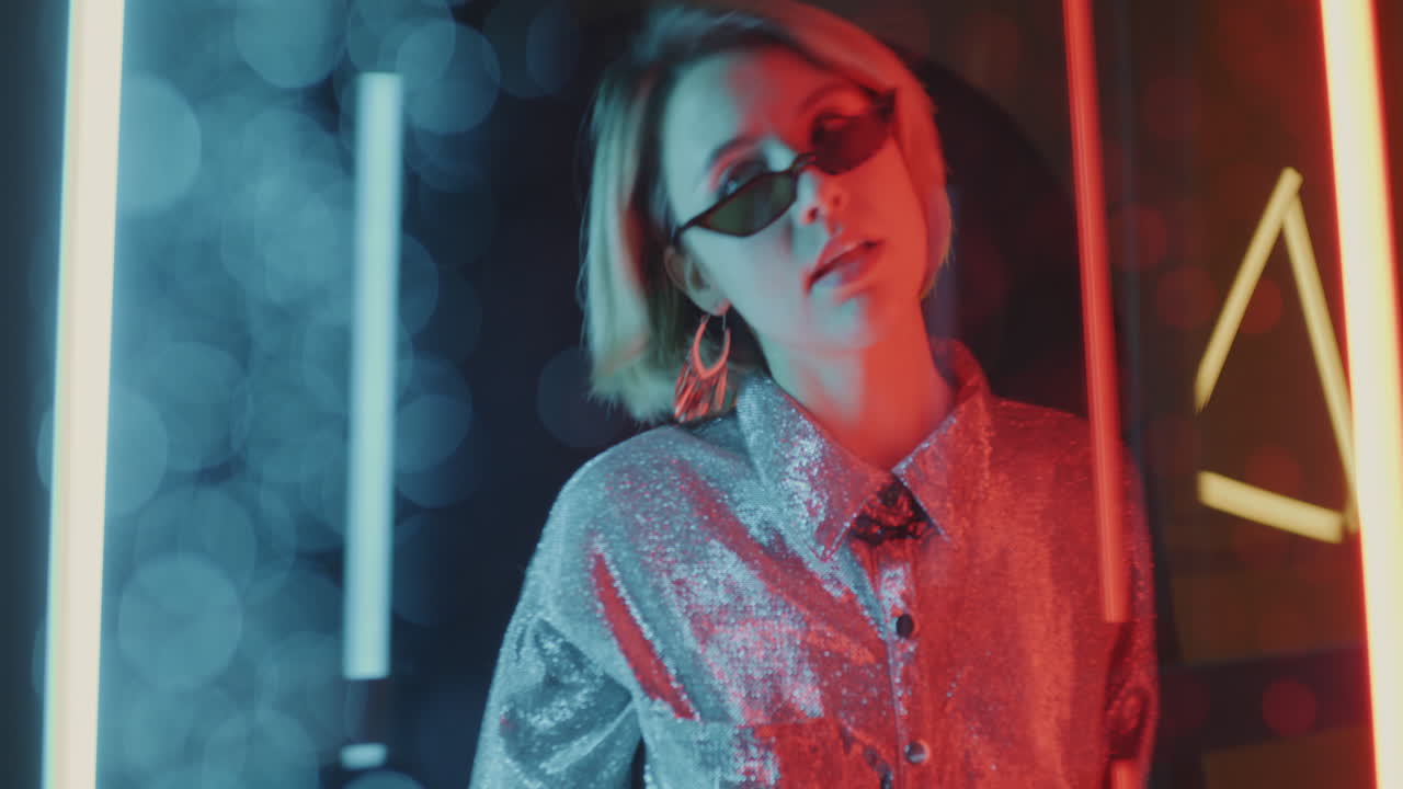 mujer elegante con luces de neón