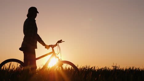 Frau-Mit-Fahrrad-Bewundert-Sonnenuntergang