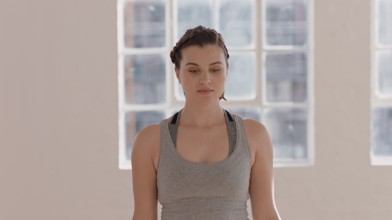 aula de ioga mulher caucasiana saudável praticando pose de guerreiro, desfrutando de estilo de vida fitness, exercitando-se com pessoas multiétnicas no estúdio de treino