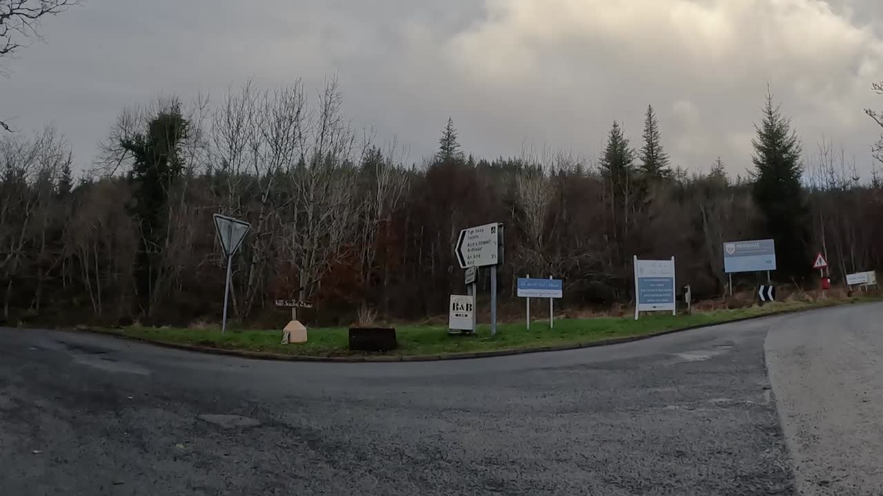 스코틀랜드 스카이 섬의 아르마데일 마을로 가는 자갈 도로, 구름이 가득한 하늘 아래