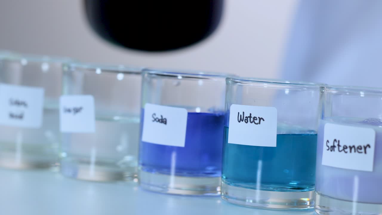 다양한 용액의 색상 변화를 관찰합니다.