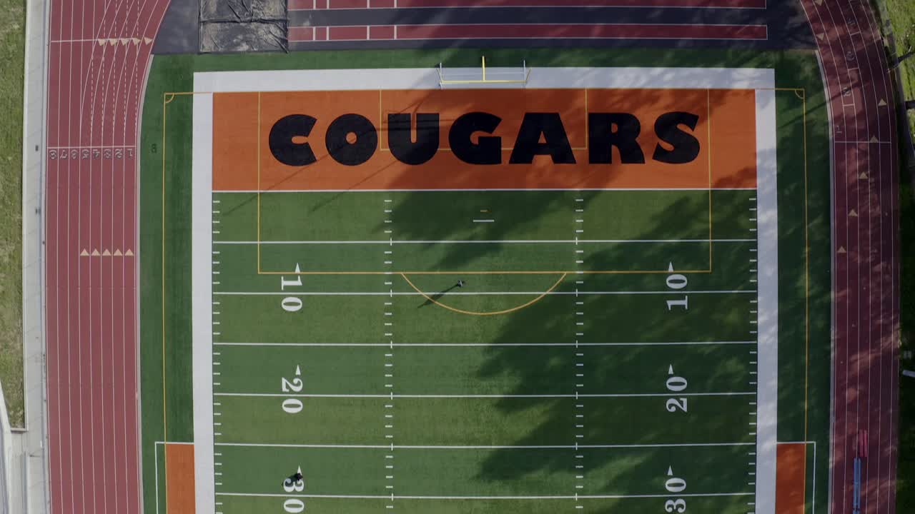 Aerea: Campo da football e pista di atletica della Cougars High School, ripresa verso sud
