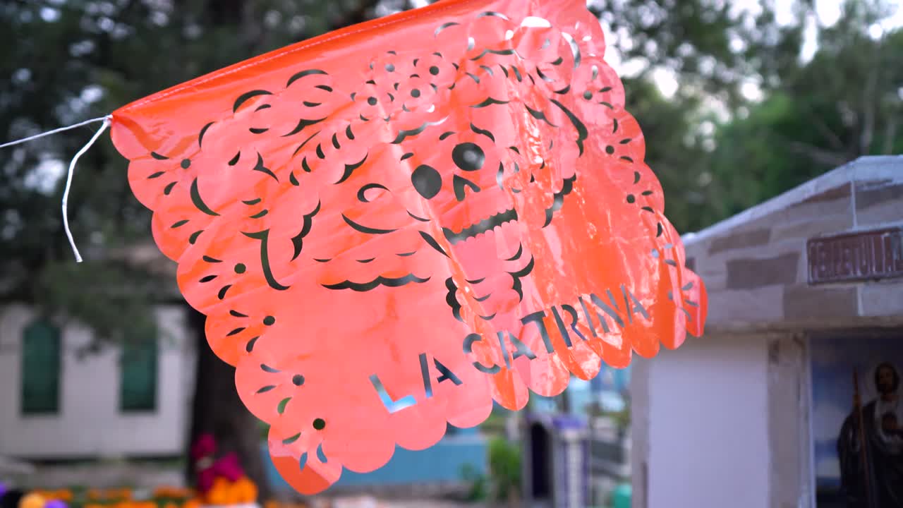 Papel picado messicano festivo usato come decorazione per il cimitero