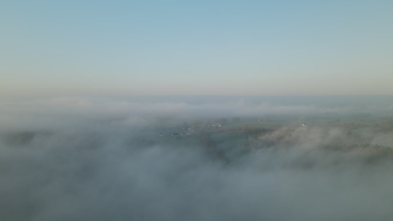 nubes vívidas sobre un pueblo tranquilo cerca de napromek en el norte de polonia durante la mañana brumosa
