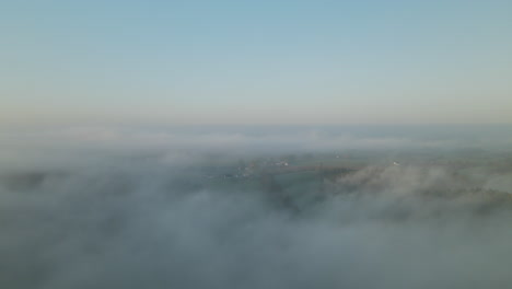 Nubes-Vívidas-Sobre-Un-Pueblo-Tranquilo-Cerca-De-Napromek-En-El-Norte-De-Polonia-Durante-La-Mañana-Brumosa