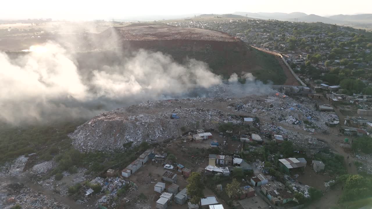 un avión no tripulado giratorio captura una escena que hace pensar en sudáfrica.