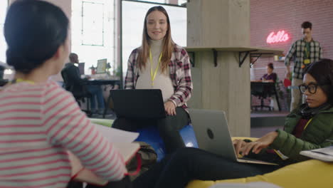 jóvenes empresarios se reúnen haciendo una lluvia de ideas líder de equipo embarazada mujer discutiendo un proyecto de trabajo en equipo compartiendo documentos con colegas colaborando en una exitosa oficina de inicio