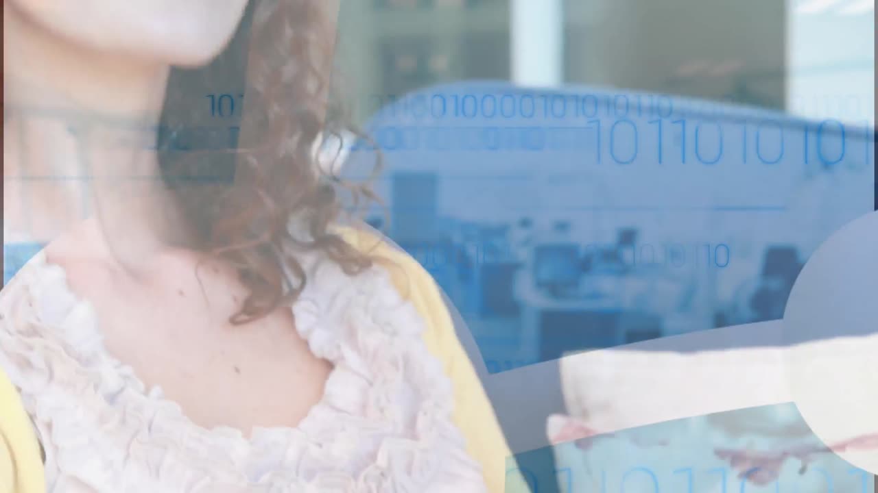 노트북을 사용한 백인 여성의 애니메이션과 바이너리 코딩을 통한 데이터 처리.