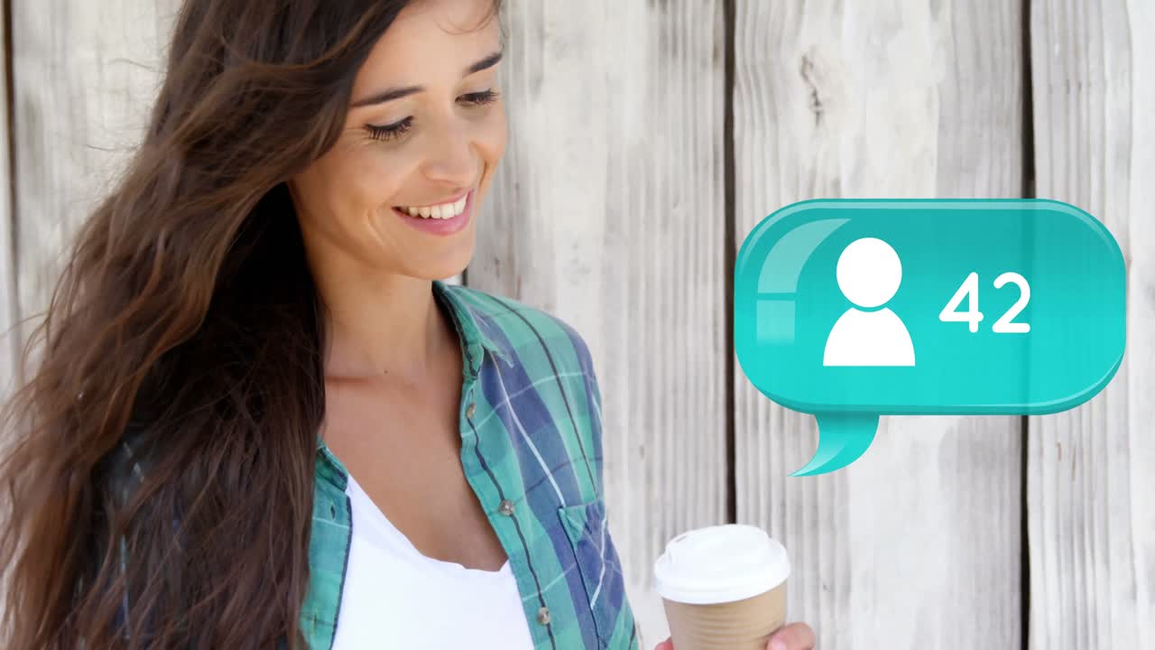 mujer chequeando su teléfono mientras bebe café 4k