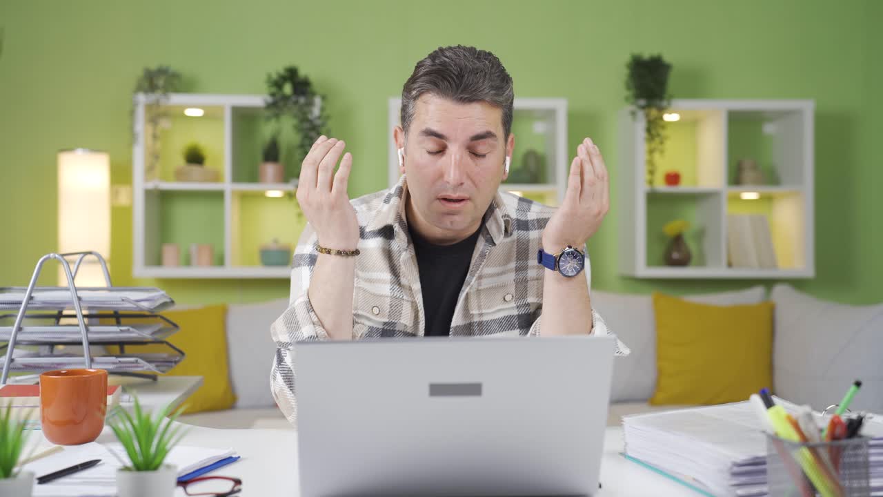 un hombre maduro con ojos doloridos y secos del trabajo está en casa.