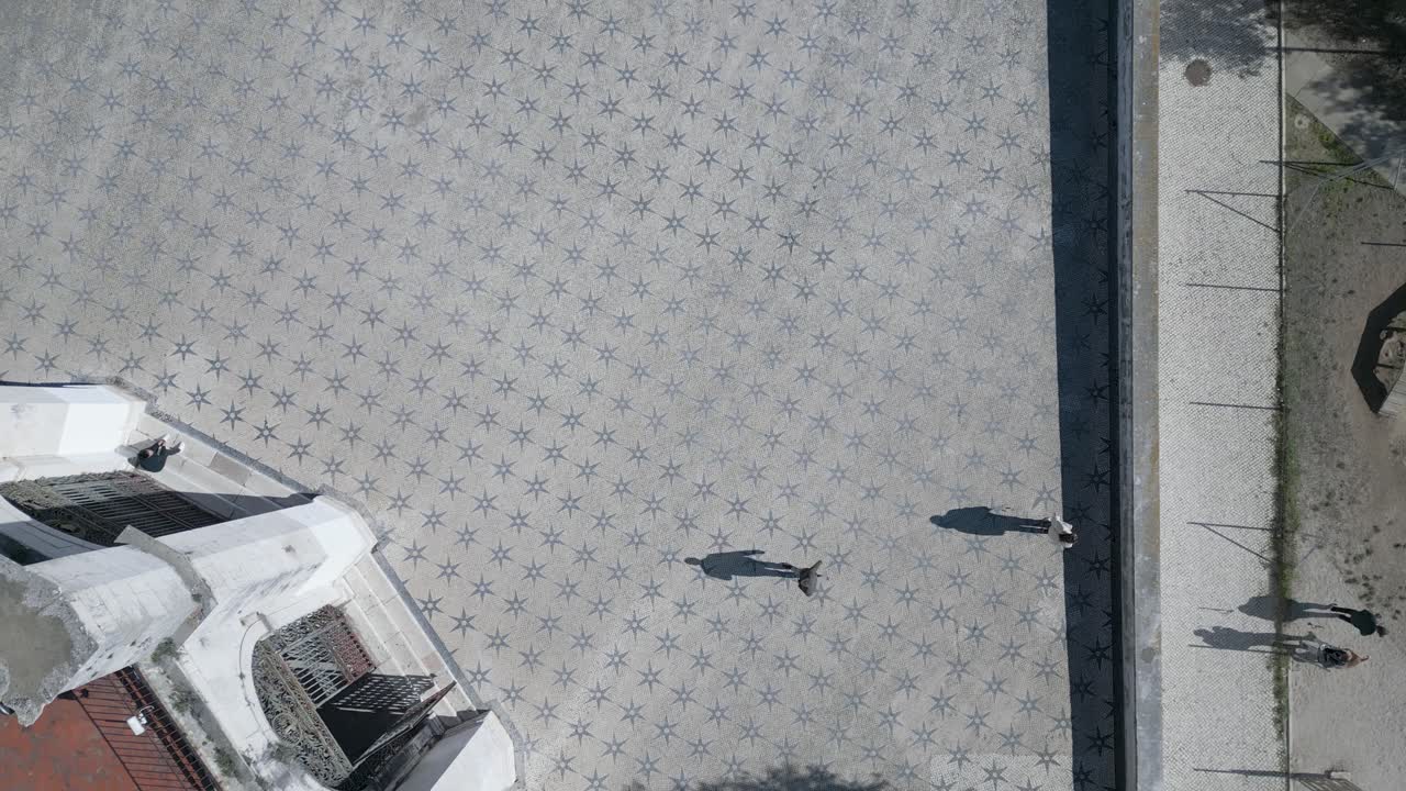 위에서 보면 리스본의 인도는 장난스럽게 미끄러지는 사람들로 북적거립니다.