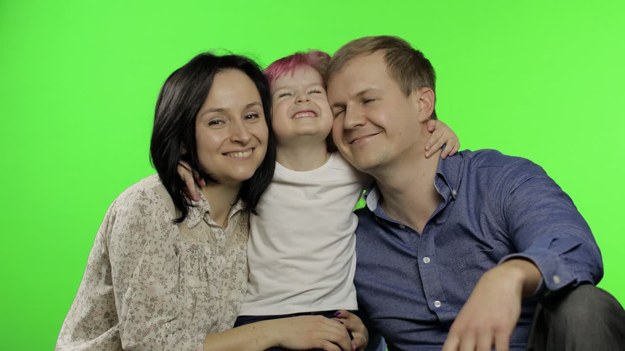 아버지, 어머니, 딸 세 명의 행복한 가족. 포옹, 놀이, 웃음, 미소